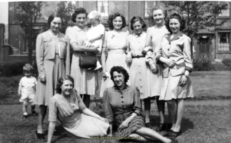 Oldbury - Cuxson Gerrard girls(1944)