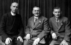 Rev John Wood with family