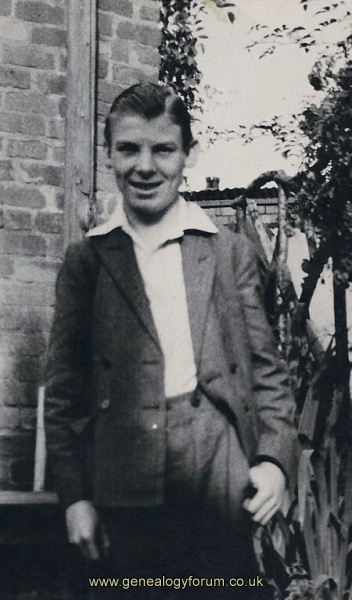 Mervyn JONESb1917 (Son of Thyrza and Isaac JONES)