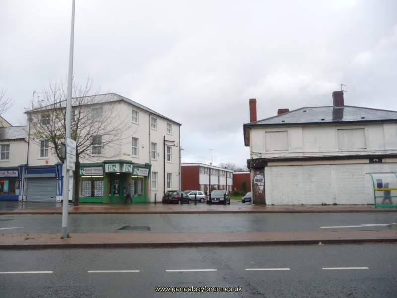 007b Oldbury -  Bricked-up Perrott Arms on Flash Road, seen from former New Street (2009)