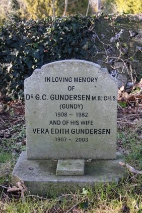 Gundersen, Gunvald & Vera grave 1.jpg